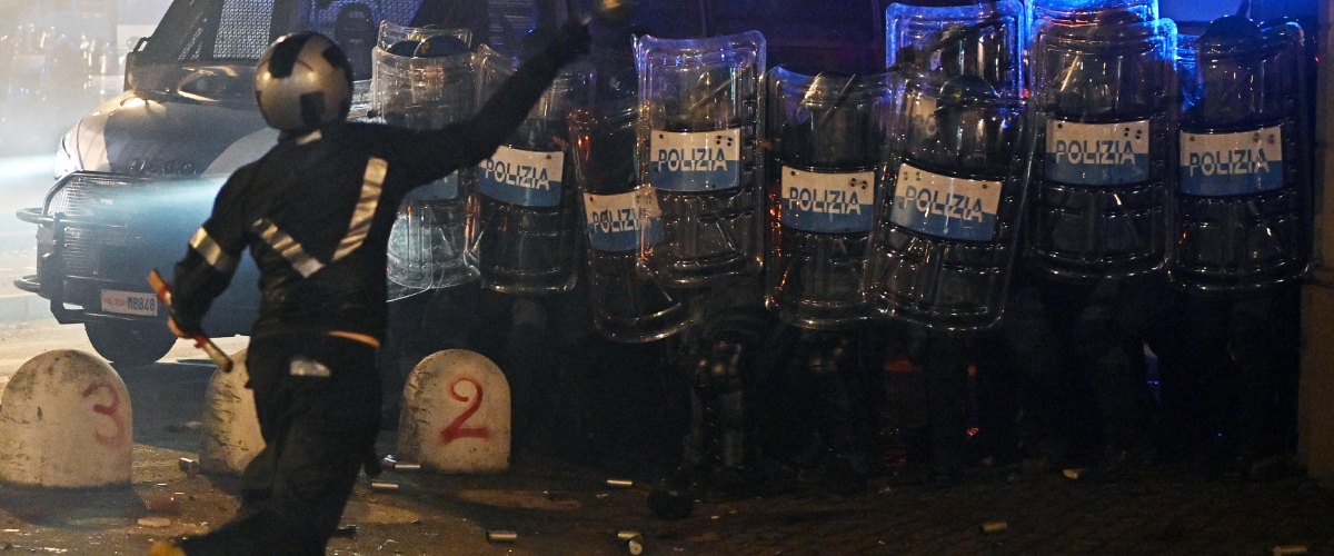 askatasuna gi224 scarcerati i 3 fermati per la guerriglia a torino sconcerto e rabbia per il solito copione da Secoloditalia.it askatasuna gi224 scarcerati i 3 fermati per la guerriglia a torino sconcerto e rabbia per il solito copione