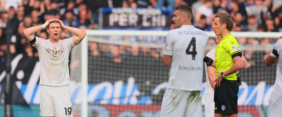 atalanta napoli scatena le maleparole di un tifoso azzurro contro l8217arbitro la moglie fraintende e lo accoltella da Secoloditalia.it atalanta napoli scatena le maleparole di un tifoso azzurro contro l8217arbitro la moglie fraintende e lo accoltella