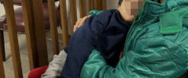 Bambino di 3 anni torturato e lasciato morire di fame, barbarie in Tirolo. I genitori: “Era posseduto”