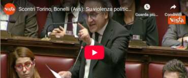 Sinistra nervosa, Bonelli fuori di testa sbotta con Piantedosi: “Eviti di ridere ministro, non faccia i sorrisini…” (video)