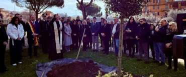 Un momento dell’inaugurazione del Bosco rosso. Foto dal profilo facebook di Arianna Meloni
