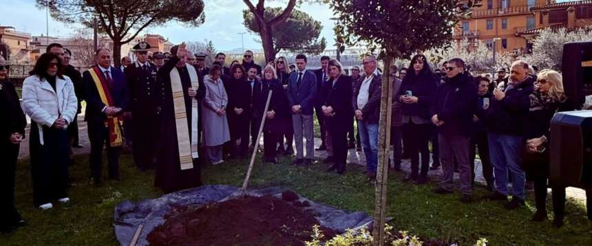 Un momento dell’inaugurazione del Bosco rosso. Foto dal profilo facebook di Arianna Meloni