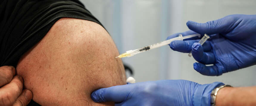 Restò col braccio paralizzato dopo il vaccino anti Covid: risarcito con un assegno a vita dallo Stato italiano