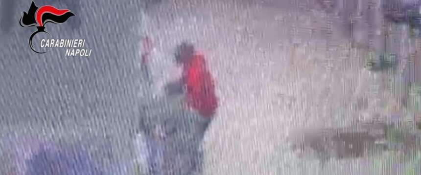 Paura a Caivano, ubriaco ghanese tenta di rapire un bimbo di 5 anni in un supermarket davanti agli occhi della madre (video)