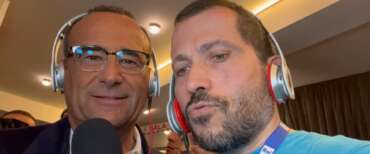 “Volevo essere un duro”: Carlo Conti canta Sanremo con Karaoke reporter (il video)
