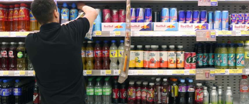 Addio alle lattine al supermercato? Scatta il divieto Ue: “Dall’infertilità ai tumori, ecco cosa rischiamo”