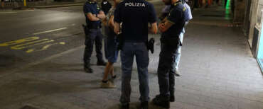 Nuova aggressione di uno straniero a un poliziotto: agente ferito a coltellate a Cosenza