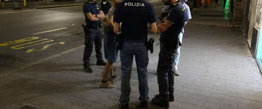 Nuova aggressione di uno straniero a un poliziotto: agente ferito a coltellate a Cosenza