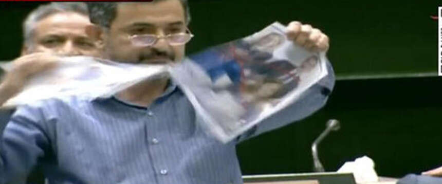 Deputato straccia la foto di Mattarella, Merz e Macron, la Farnesina protesta con l’Iran: “Increscioso”