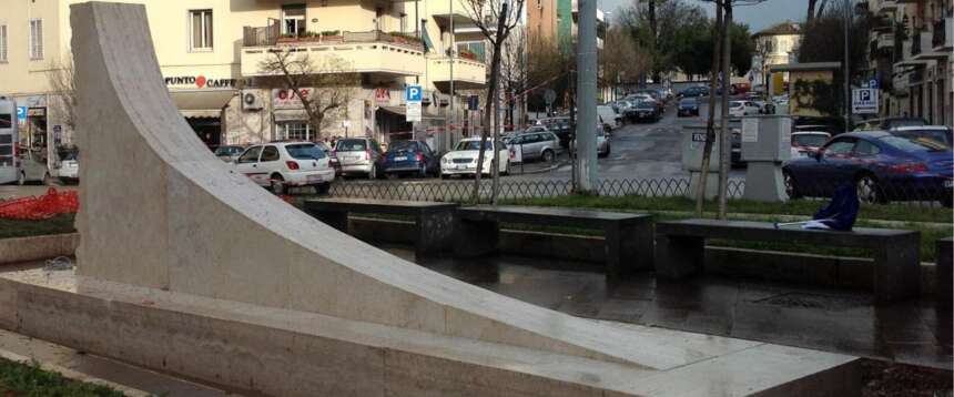 Il monumento in ricordo di Francesco Cecchin, militante del Fdg ucciso a Roma nel 1979