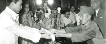 Il momento in cui Hiroo Onoda ha consegnato le armi al presidente filippino Marcos dopo essersi arreso (Credits: governo filippino)