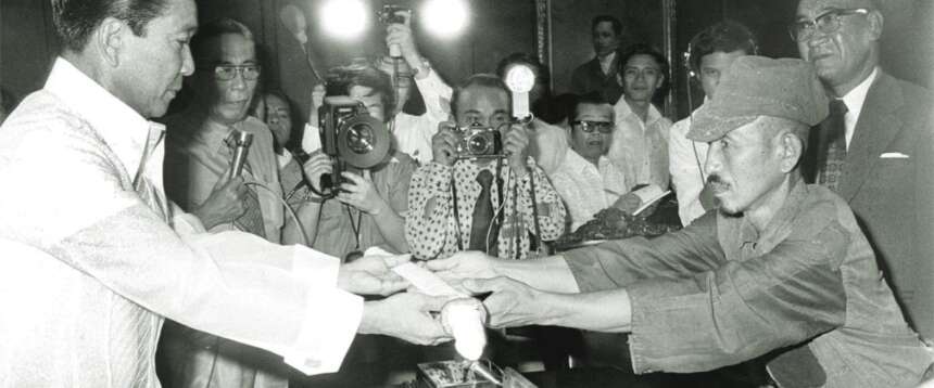 Il momento in cui Hiroo Onoda ha consegnato le armi al presidente filippino Marcos dopo essersi arreso (Credits: governo filippino)