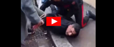 Firenze, extracomunitario ruba la borsa a una turista: inseguito e bloccato dal marito e dai passanti (video)