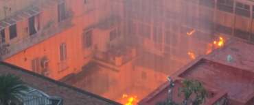 Napoli, grave incendio all’alba: in fiamme il Teatro Sannazaro (il video)