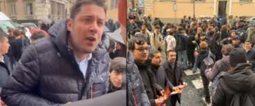 Roma, i “bravi ragazzi” dei collettivi al liceo Visconti impediscono il volantinaggio di Lega Giovani. Solito copione (video)