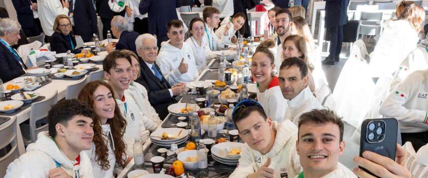 Il selfie degli atleti azzurri con Mattarella alla mensa del Villaggio Olimpico