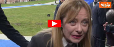 Vento, pioggia e tre gradi, il fuori onda della Meloni senza cappotto: “Mi sto congelando” (video)