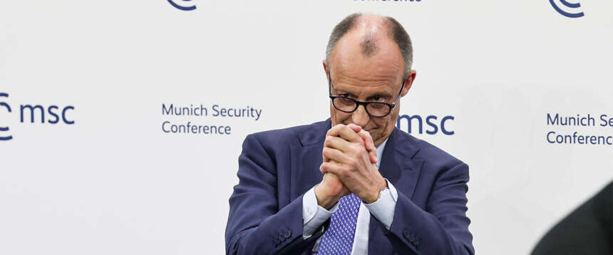 Merz scuote l’Europa: “Si è aperta una frattura con gli Usa e la Cina ne approfitta. La Russia? Non fermerà la guerra”