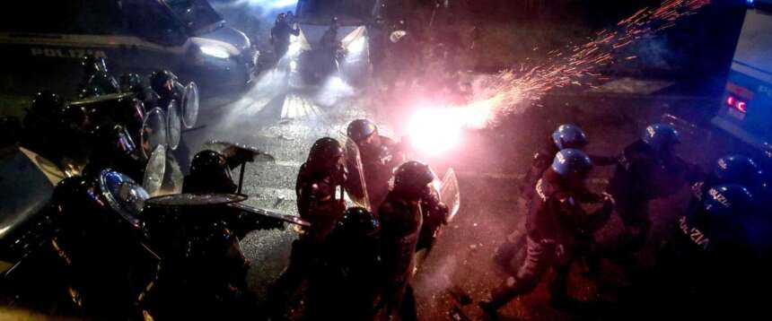 La polizia sotto attacco dei centri sociali che hanno provocato scontri a Milano