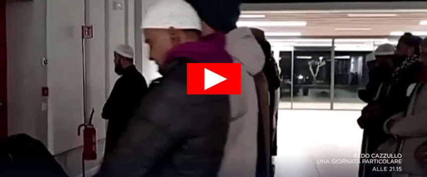 Musulmani pregano in parrocchia (video), don Flavio li “benedice”. La rabbia degli italiani: “Noi sfrattati”