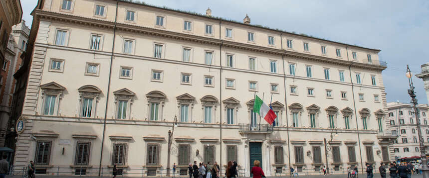 Morte a Palazzo Chigi: donna si accascia, disperati tentativi di rianimazione. Era addetta alle pulizie