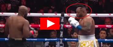 Al pugile salta il parrucchino, lui lo lancia al pubblico e poi vince il match. Il video surreale