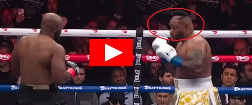 Al pugile salta il parrucchino, lui lo lancia al pubblico e poi vince il match. Il video surreale