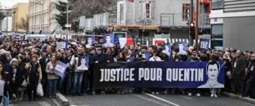«Giustizia per Quentin»: la marcia composta di Lione tra fiori bianchi e fiaccole. Gli allarmi restano solo per gli antifascisti