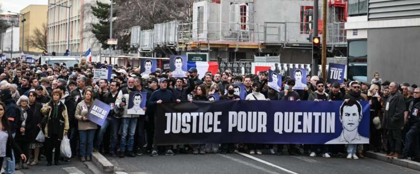 «Giustizia per Quentin»: la marcia composta di Lione tra fiori bianchi e fiaccole. Gli allarmi restano solo per gli antifascisti