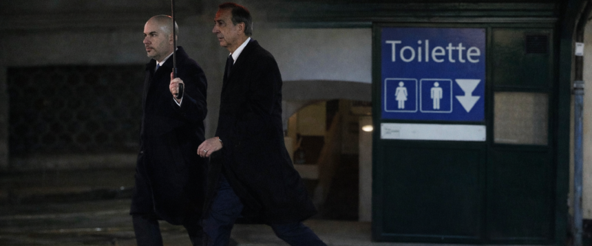 Milano, 110 Wc senza lode: Sala scivola sui gabinetti supertecnologici, appalto bocciato dalla Ue