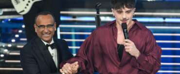 Sanremo, su il sipario: il Festival si apre con l’omaggio a Pippo Baudo (e un’incursione al Tg del disturbatore Paolini)