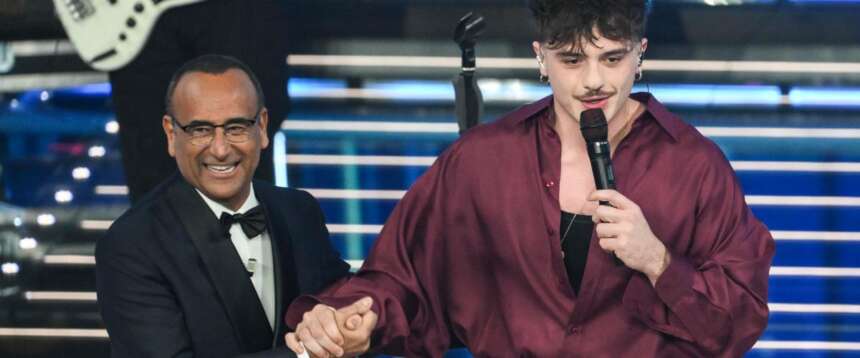 Sanremo, su il sipario: il Festival si apre con l’omaggio a Pippo Baudo (e un’incursione al Tg del disturbatore Paolini)