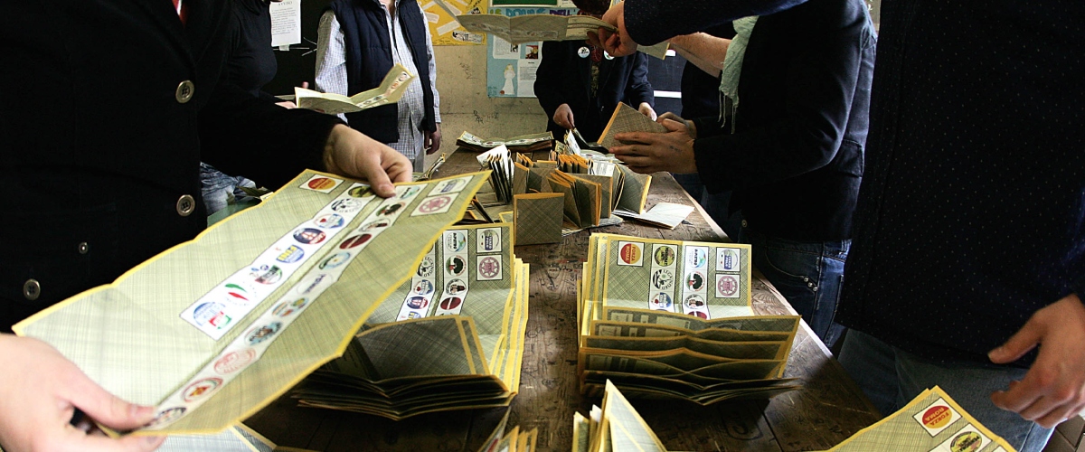 Legge elettorale, il centrodestra deposita il testo: proporzionale e premio al 40. Per la sinistra “è una schifezza”, ma non lo ha letto