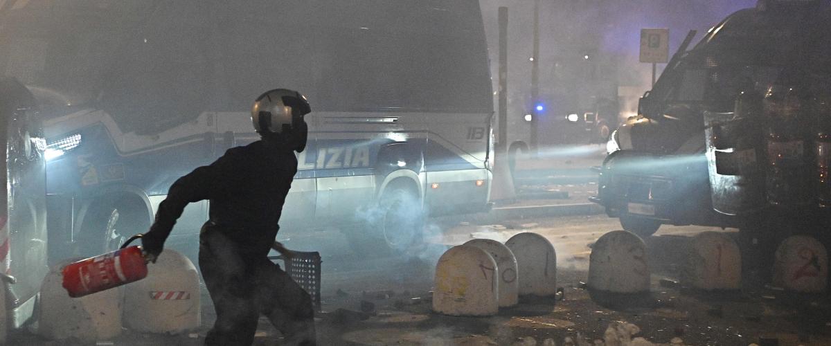 Dietro le piazze violente 2mila antagonisti, con capi, strategia, coordinamento. E il vizio infame di reclutare ragazzini