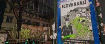 Meloni in divisa con il manganello, i muri di Torino imbrattati da Extinction Rebellion. FdI: disgustoso