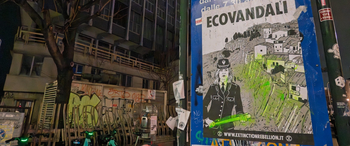 Meloni in divisa con il manganello, i muri di Torino imbrattati da Extinction Rebellion. FdI: disgustoso Meloni in divisa con il manganello, i muri di Torino imbrattati da Extinction Rebellion. FdI: disgustoso