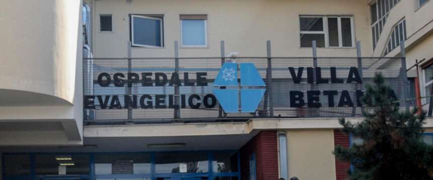 Napoli, 22enne accoltellata alla schiena: muore all’arrivo in ospedale. Tra le ipotesi una lite degenerata in strada