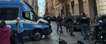 Nuovo allarme bomba al centro di Roma: evacuata piazza delle Cinque Lune, la strada del caso Moro