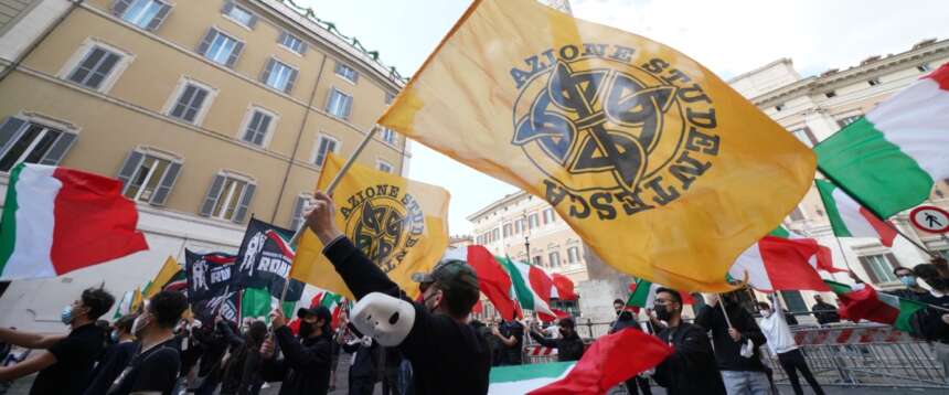 “Viva l’Unità d’Italia”, ma il professore minaccia i giovani di destra che manifestano: la denuncia di Azione Studentesca
