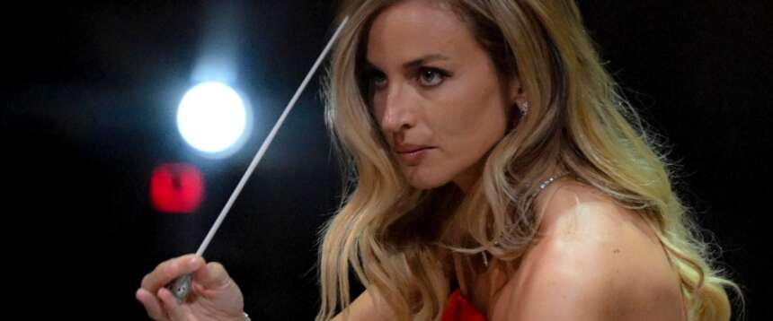 Beatrice Venezi, ratificata la nomina alla Fenice dopo le tante polemiche strumentali di maestranze e orchestrali (dem)