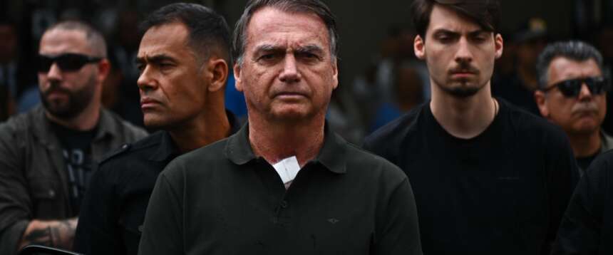 Bolsonaro ricoverato in ospedale per broncopolmonite: vietato l’ingresso al diplomatico Usa che voleva visitarlo