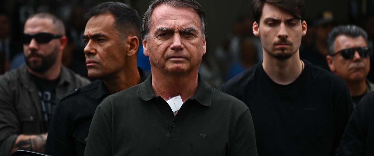 Bolsonaro ricoverato in ospedale per broncopolmonite: vietato l’ingresso al diplomatico Usa che voleva visitarlo