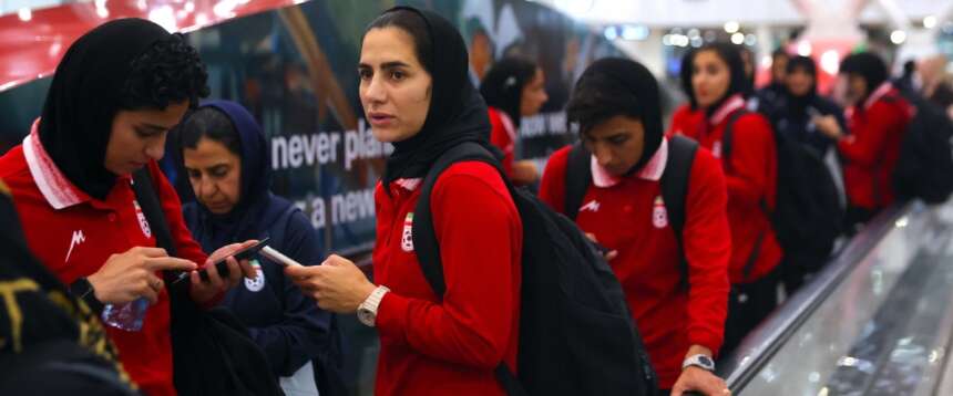 Australia, calciatrice iraniana si pente e chiama l’ambasciata per tornare a casa: cambio di nascondiglio per le altre