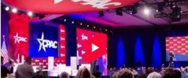 Nel nome di Charlie Kirk, i conservatori americani ricordano l’attivista ucciso con una standing ovation (video)