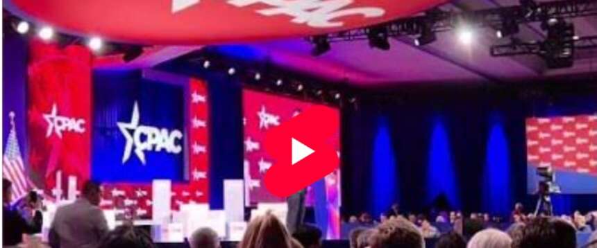 Nel nome di Charlie Kirk, i conservatori americani ricordano l’attivista ucciso con una standing ovation (video)