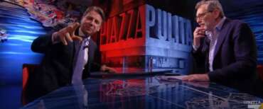 La sceneggiata di Conte da Formigli: “Il potere della matita…”. Il conduttore lo asseconda, ma il web lo sbeffeggia (video)