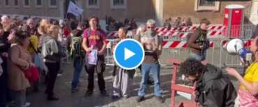 Corteo a Roma dei No Kings, subito in piazza ghigliottina e foto a testa in giù di Meloni, Nordio e La Russa