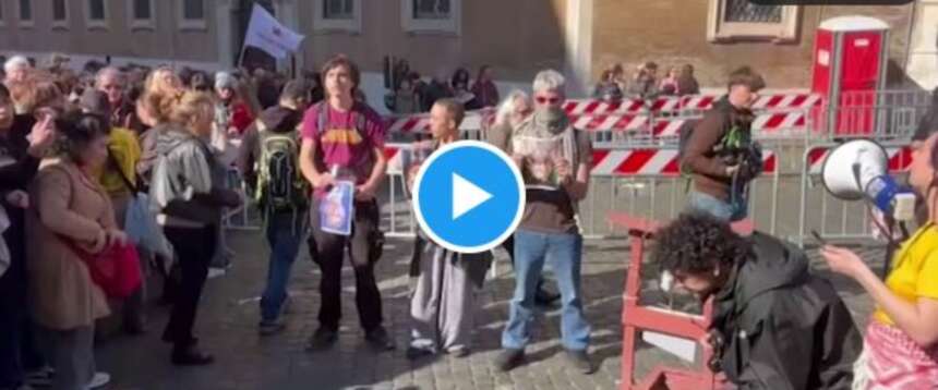Corteo a Roma dei No Kings, subito in piazza ghigliottina e foto a testa in giù di Meloni, Nordio e La Russa
