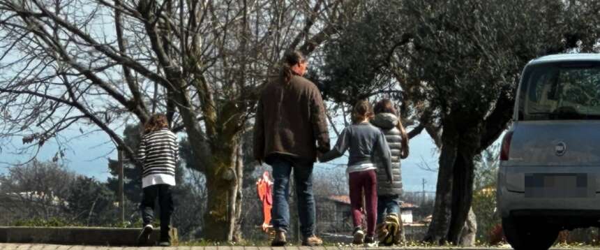 Famiglia nel bosco, papà Nathan in visita ai suoi tre piccoli nella casa famiglia di Vasto