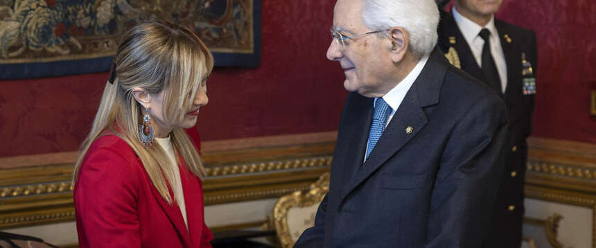 Stretto di Hormuz “bollente”. Meloni: “Lavoriamo per la de-escalation”. Mattarella: “No alla guerra”